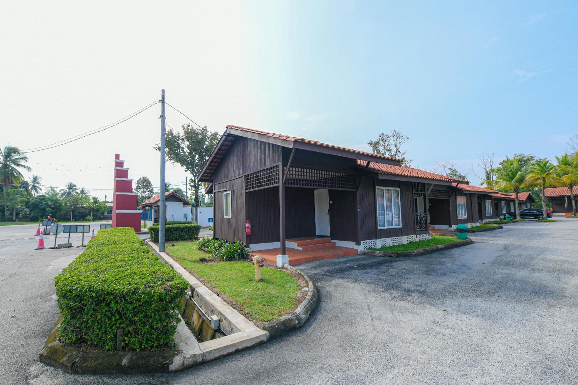 Adena Beach Resort Kuantan Esterno foto