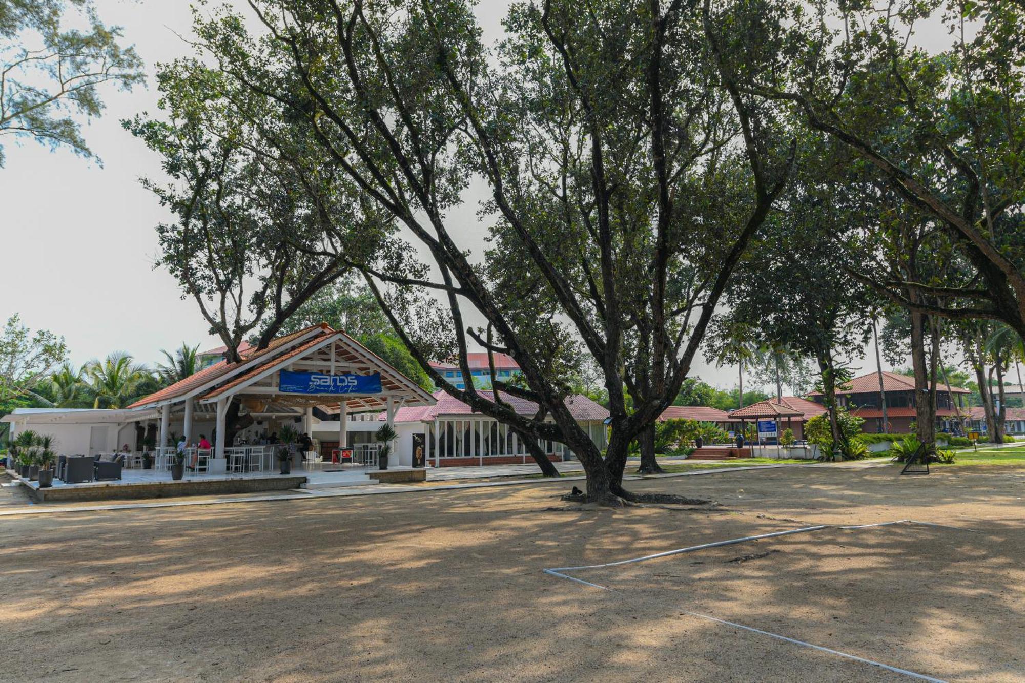 Adena Beach Resort Kuantan Esterno foto