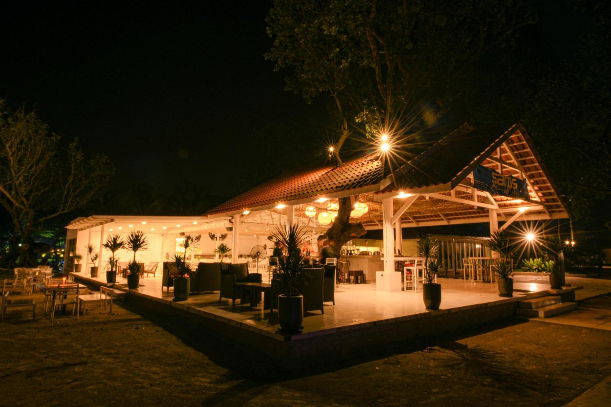 Adena Beach Resort Kuantan Esterno foto