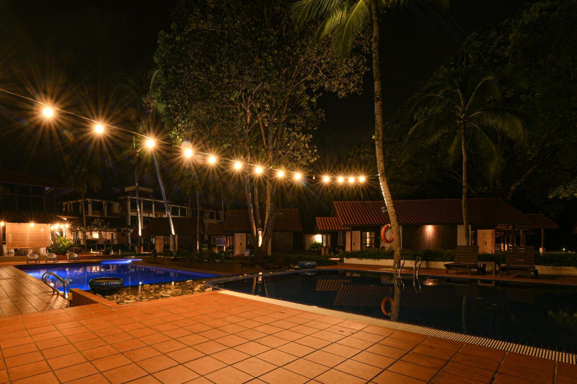 Adena Beach Resort Kuantan Esterno foto