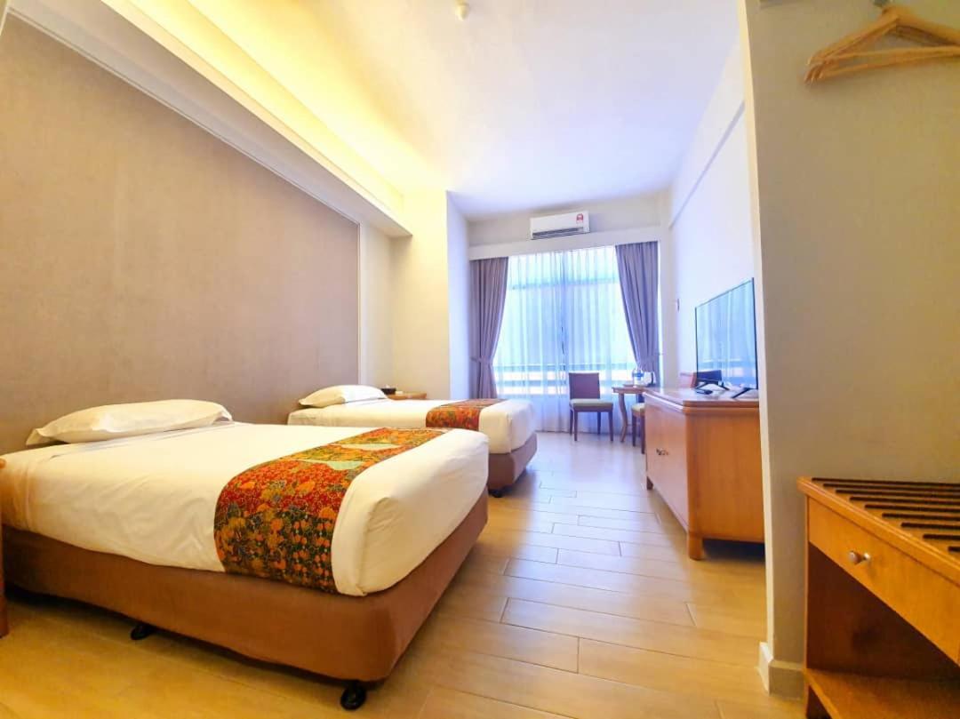 Adena Beach Resort Kuantan Esterno foto