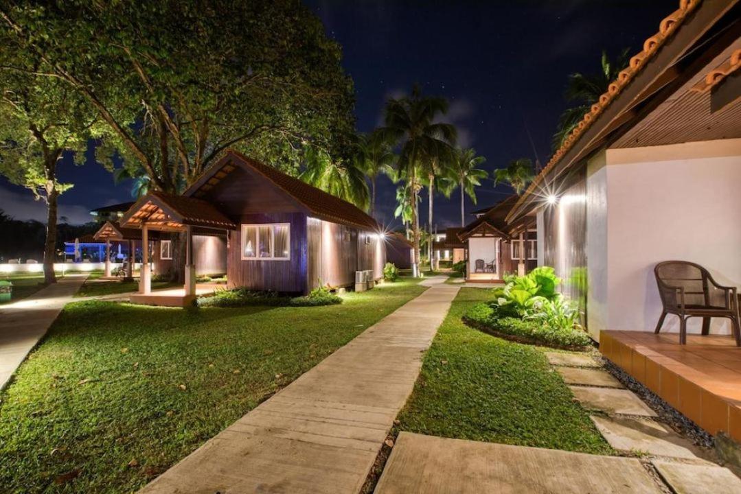 Adena Beach Resort Kuantan Esterno foto