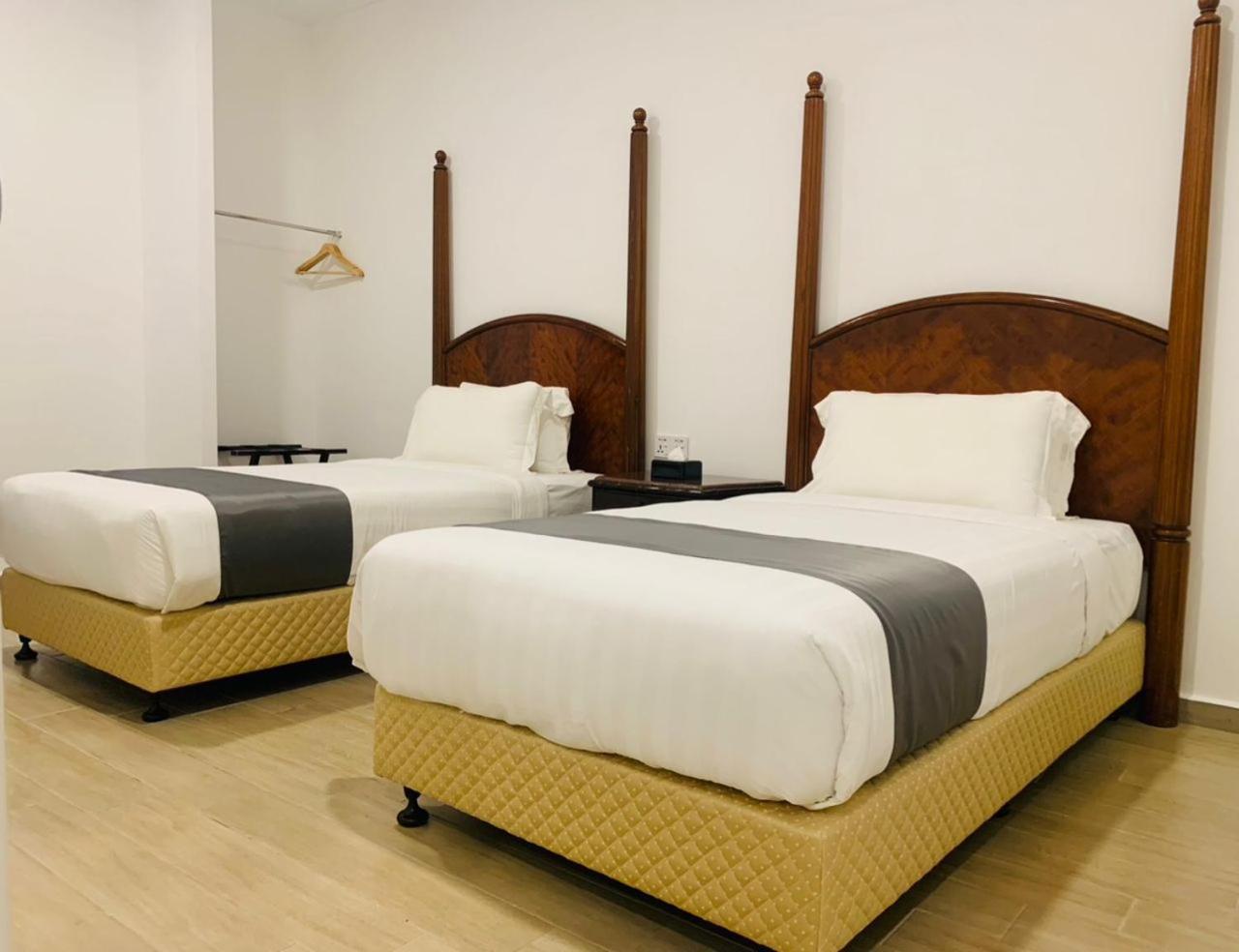 Adena Beach Resort Kuantan Esterno foto