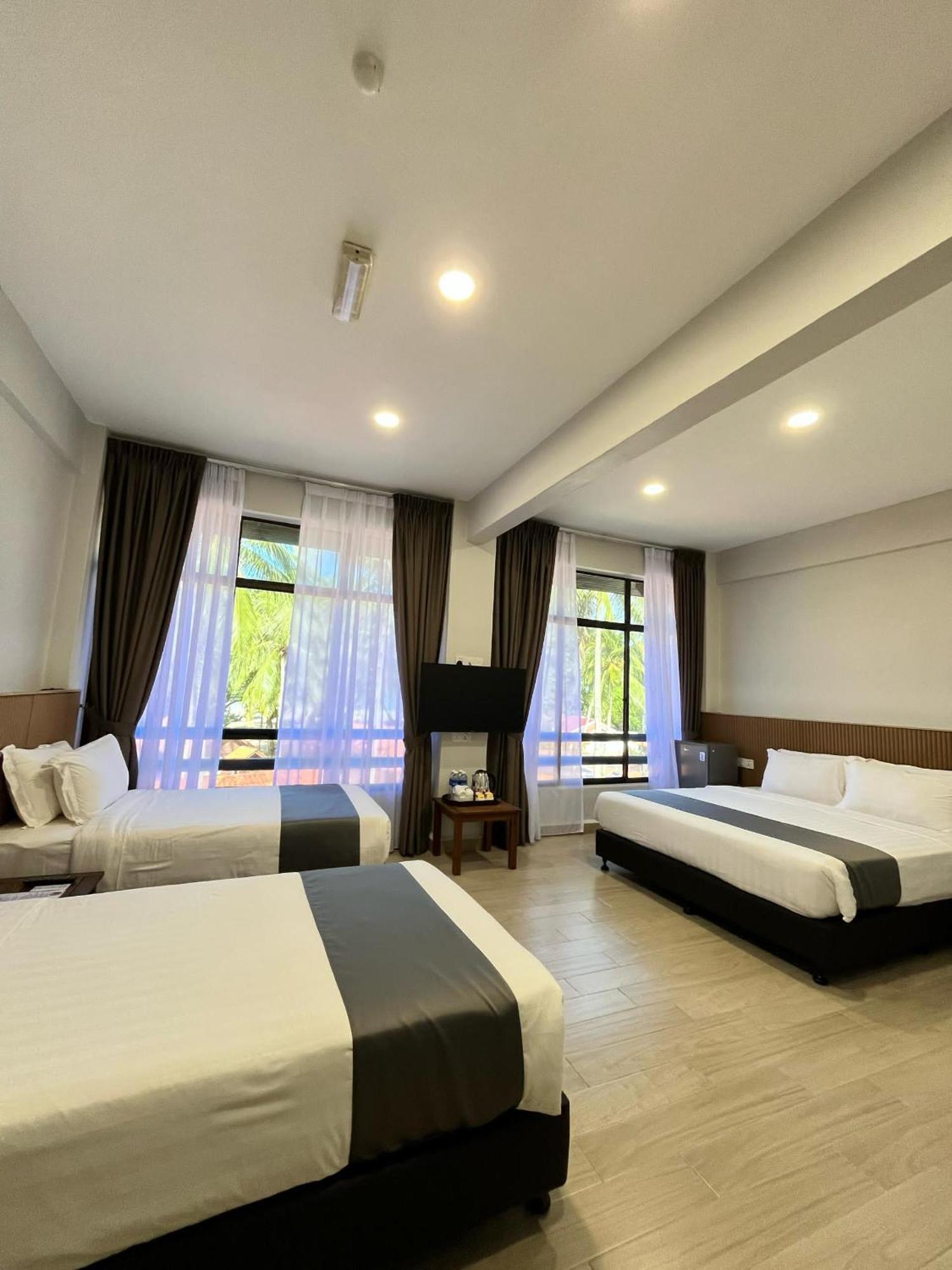 Adena Beach Resort Kuantan Esterno foto