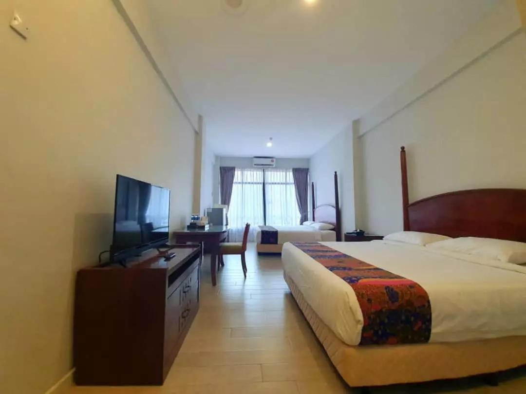 Adena Beach Resort Kuantan Esterno foto