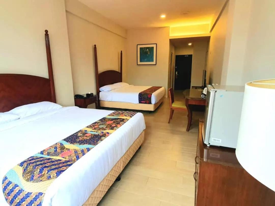 Adena Beach Resort Kuantan Esterno foto