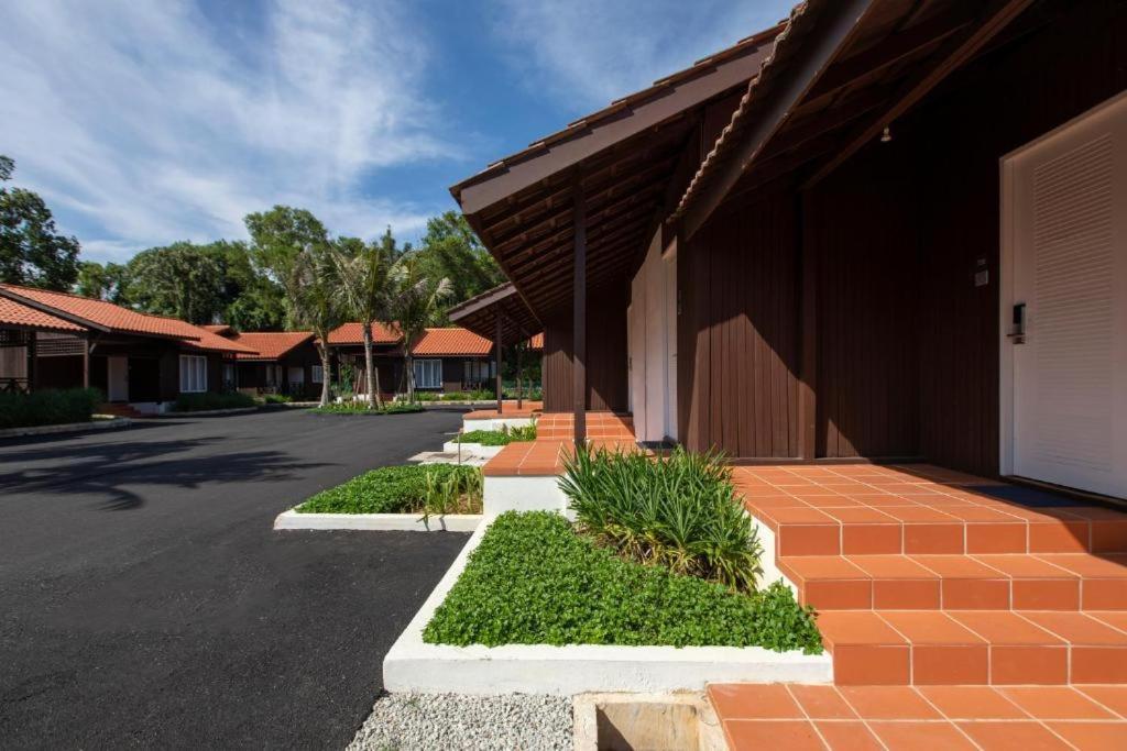 Adena Beach Resort Kuantan Esterno foto